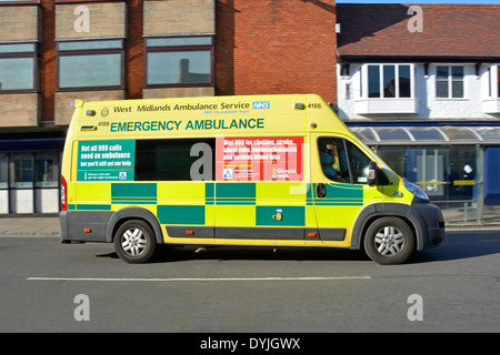 West Midlands NHS ambulance d'urgence avec des panneaux publicitaires expliquant l'utilisation correcte des appels 999 Stratford Upon Avon Warwickshire Angleterre UK Banque D'Images