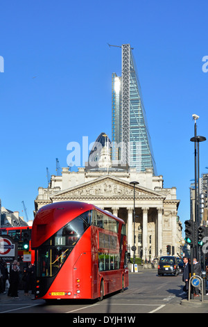 Carrefour banque dans la ville de Londres avec Leadenhall râpe à fromage bloc bureau dominant le Royal Exchange et cornichon Banque D'Images