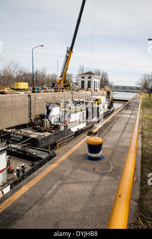 Le Canal Champlain fait partie du canal de l'état de New York, c'est Verrouiller C6 à Fort Miller, NY, pendant les opérations de dragage. Banque D'Images