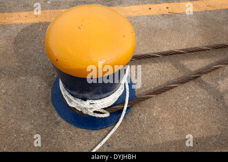 Le Canal Champlain fait partie du canal de l'état de New York, c'est Verrouiller C6 à Fort Miller, NY, montrant amarre bollard. Banque D'Images