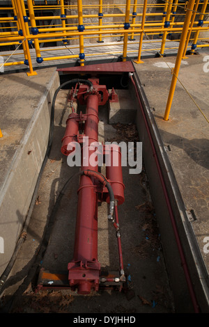 Sur le Canal Champlain, partie de l'état de New York du réseau, ce système hydraulique ouvre la porte à l'Écluse C6 à Fort Miller, NY Banque D'Images