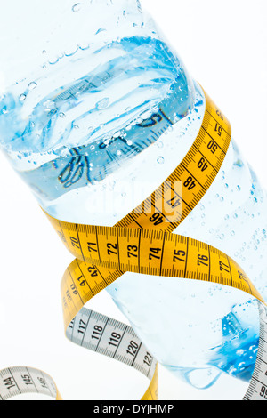 Une bouteille en plastique d'eau minérale et un ruban à mesurer. Régime alimentaire, symbole. Massband Zentimermass ; ; Banque D'Images