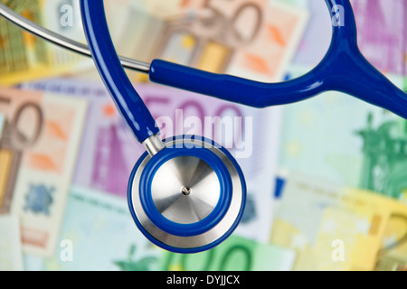 De nombreux billets en euro avec un stéthoscope. Les coûts de la santé. Eurogeldscheine, Viele mit einem Stethoskop. Kosten Gesundheit Banque D'Images