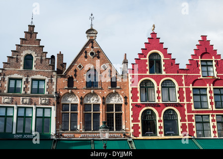 BRUGES, Belgique - des maisons distinctives dans le Markt (place du marché), dans le centre historique de Bruges, site classé au patrimoine mondial de l'UNESCO. L'architecture médiévale et les canaux sereins façonnent le paysage urbain de Bruges, souvent appelé « la Venise du Nord ». Ville classée au patrimoine mondial de l'UNESCO, Bruges offre aux visiteurs un voyage dans le passé de l'Europe, avec ses bâtiments bien conservés et ses rues pavées reflétant la riche histoire de la ville. Banque D'Images