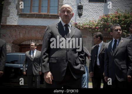 La ville de Mexico, Mexique. Apr 19, 2014. L'ancien président du Mexique, Carlos Salinas de Gortari (C), réagit après la visite de la maison de l'écrivain colombien Gabriel Garcia Marquez, dans la ville de Mexico, capitale du Mexique, le 19 avril 2014. L'écrivain colombien et prix Nobel de littérature, Gabriel Garcia Marquez est décédé jeudi à son domicile de Mexico à l'âge de 87 ans. Credit : Alejandro Ayala/Xinhua/Alamy Live News Banque D'Images