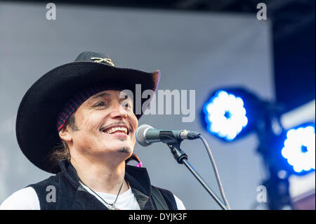 Londres, Royaume-Uni, 19 avril 2014. Adam Ant se récrée l'exécution au jour d'enregistrement de Berwick Street à Londres. Photographe ; Gordon 1928/Alamy Live News Banque D'Images