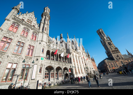 BRUGES, Belgique - Un gros plan de bâtiments de la place du marché (Markt), dans le centre historique de Bruges, site classé au patrimoine mondial de l'UNESCO. L'architecture médiévale et les canaux sereins façonnent le paysage urbain de Bruges, souvent appelé « la Venise du Nord ». Ville classée au patrimoine mondial de l'UNESCO, Bruges offre aux visiteurs un voyage dans le passé de l'Europe, avec ses bâtiments bien conservés et ses rues pavées reflétant la riche histoire de la ville. Banque D'Images