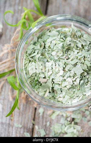 Partie de l'estragon séché dans un petit bol Banque D'Images