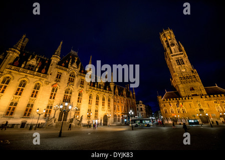 BRUGES, Belgique - bâtiments célèbres sous les feux de la Markt (place du marché) dans le centre historique de Bruges, site classé au patrimoine mondial de l'UNESCO. L'architecture médiévale et les canaux sereins façonnent le paysage urbain de Bruges, souvent appelé « la Venise du Nord ». Ville classée au patrimoine mondial de l'UNESCO, Bruges offre aux visiteurs un voyage dans le passé de l'Europe, avec ses bâtiments bien conservés et ses rues pavées reflétant la riche histoire de la ville. Banque D'Images