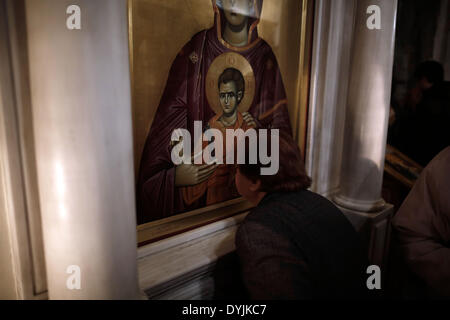 Serres, Grèce. Apr 19, 2014. Les Chrétiens grecs orthodoxes célèbrent la résurrection de Jésus Christ à Serres, en Grèce le 19 avril 2014. Pâques, également connu sous le nom de Dimanche de la résurrection, célèbre la résurrection de Jésus Christ. Les chrétiens croient que Jésus a été crucifié le vendredi saint, et est ressuscité des morts après trois jours le dimanche de Pâques. Dimanche de Pâques marque la fin du carême, une période de 40 jours de jeûne, de prière et de pénitence, et est suivie d'une période de 50 jours appelée Temps pascal, qui se termine par la Pentecôte Dimanche. Credit : Konstantinos Tsakalidis/Alamy Live News Banque D'Images