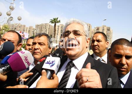 Le Caire, Égypte. Apr 19, 2014. Le chef de l'Égypte de gauche et ex-candidate présidentielle Hamdeen Sabahy parle aux médias lorsqu'il arrive à s'inscrire officiellement pour la course dans les prochaines élections présidentielles au comité des élections présidentielles siège au Caire, Égypte, le 19 avril 2014. Credit : Ahmed Gomaa/Xinhua/Alamy Live News Banque D'Images