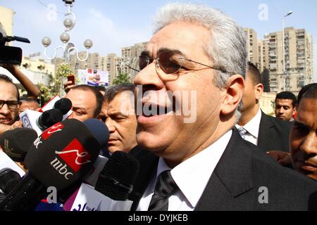 Le Caire, Égypte. Apr 19, 2014. Le chef de l'Égypte de gauche et ex-candidate présidentielle Hamdeen Sabahy parle aux médias lorsqu'il arrive à s'inscrire officiellement pour la course dans les prochaines élections présidentielles au comité des élections présidentielles siège au Caire, Égypte, le 19 avril 2014. Credit : Ahmed Gomaa/Xinhua/Alamy Live News Banque D'Images