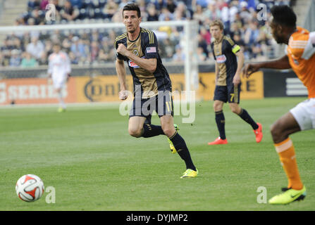 Chester, Pennsylvanie, USA. Apr 19, 2014. Sébastien LE TOUX(11) fpushes la balle vers le but lors du match contre le Dynamo de Houston qui s'est tenue à PPL Park à Chester Pa Credit : Ricky Fitchett/ZUMAPRESS.com/Alamy Live News Banque D'Images