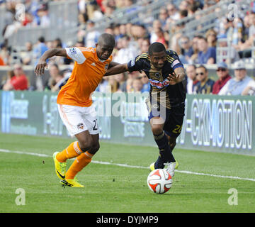 Chester, Pennsylvanie, USA. Apr 19, 2014. GADDIS RAYMOND (28) se bat pour la balle contre BONIEK GARCIA (27) pendant le match contre le Dynamo de Houston qui s'est tenue à PPL Park à Chester Pa Credit : Ricky Fitchett/ZUMAPRESS.com/Alamy Live News Banque D'Images