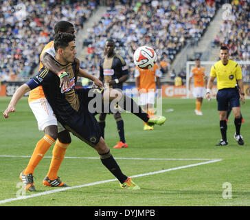 Chester, Pennsylvanie, USA. Apr 19, 2014. LEO FERNANDES (22) sont détenus par KOFI SARKODIE (8) lors du match contre le Dynamo de Houston qui s'est tenue à PPL Park à Chester Pa Credit : Ricky Fitchett/ZUMAPRESS.com/Alamy Live News Banque D'Images