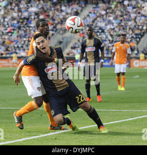 Chester, Pennsylvanie, USA. Apr 19, 2014. LEO FERNANDES (22) sont détenus par KOFI SARKODIE (8) lors du match contre le Dynamo de Houston qui s'est tenue à PPL Park à Chester Pa Credit : Ricky Fitchett/ZUMAPRESS.com/Alamy Live News Banque D'Images