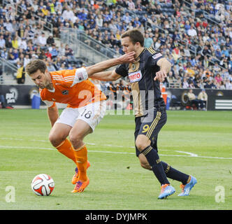 Chester, Pennsylvanie, USA. Apr 19, 2014. ANDREW WENGER (9) se bat pour la balle contre DAVID HORST (18) pendant le match contre le Dynamo de Houston qui s'est tenue à PPL Park à Chester Pa Credit : Ricky Fitchett/ZUMAPRESS.com/Alamy Live News Banque D'Images