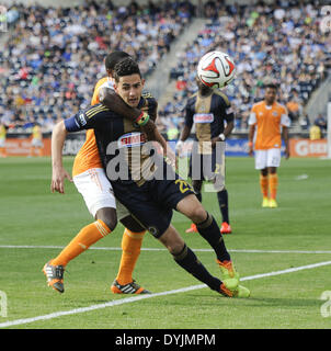 Chester, Pennsylvanie, USA. Apr 19, 2014. LEO FERNANDES (22) sont détenus par KOFI SARKODIE (8) lors du match contre le Dynamo de Houston qui s'est tenue à PPL Park à Chester Pa Credit : Ricky Fitchett/ZUMAPRESS.com/Alamy Live News Banque D'Images