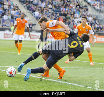 Chester, Pennsylvanie, USA. Apr 19, 2014. ANDREW WENGER (9) se bat pour la balle contre DAVID HORST (18) pendant le match contre le Dynamo de Houston qui s'est tenue à PPL Park à Chester Pa Credit : Ricky Fitchett/ZUMAPRESS.com/Alamy Live News Banque D'Images