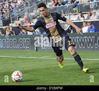 Chester, Pennsylvanie, USA. Apr 19, 2014. LEO FERNANDES (22) exécute la balle vers le but lors du match contre le Dynamo de Houston qui s'est tenue à PPL Park à Chester Pa Credit : Ricky Fitchett/ZUMAPRESS.com/Alamy Live News Banque D'Images