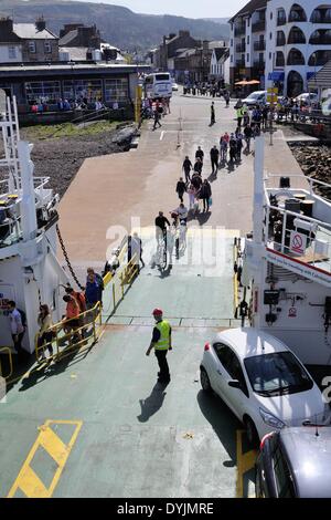 Largs, Écosse, Royaume-Uni. 19th avril 2014. Le temps du week-end de Pâques. Les passagers embarquent le Loch striven de MV sur leur chemin vers Millport sur l'île de Cumbrae. Banque D'Images