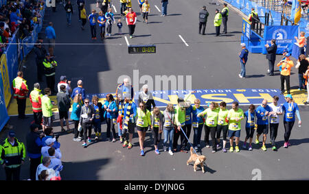 Boston, USA. Apr 19, 2014. Les premiers intervenants et les survivants de l'attentat du Marathon de Boston 2013 Boylston Street à descendre la ligne d'arrivée du marathon lors d'un hommage courir à Boston, Massachusetts, aux États-Unis, le 19 avril 2014. Bombes lits jumeaux placés dans des sacs à dos près de la ligne d'arrivée du Marathon de Boston ont tué trois personnes et blessé plus de 260, le 15 avril 2013. Credit : Yin Bogu/Xinhua/Alamy Live News Banque D'Images