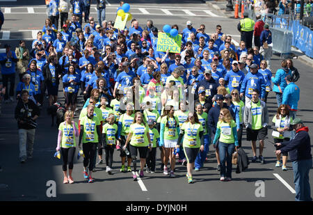 Boston, USA. Apr 19, 2014. Les premiers intervenants et les survivants de l'attentat du Marathon de Boston 2013 Boylston Street à descendre la ligne d'arrivée du marathon lors d'un hommage courir à Boston, Massachusetts, aux États-Unis, le 19 avril 2014. Bombes lits jumeaux placés dans des sacs à dos près de la ligne d'arrivée du Marathon de Boston ont tué trois personnes et blessé plus de 260, le 15 avril 2013. Credit : Yin Bogu/Xinhua/Alamy Live News Banque D'Images