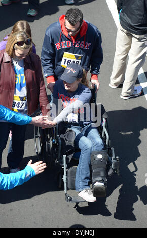 Boston, USA. Apr 19, 2014. Attentat du Marathon de Boston 2013 Rebecca Gregory DiMartino (survivant en fauteuil roulant) assiste à un Hommage courir à Boston, Massachusetts, aux États-Unis, le 19 avril 2014. Bombes lits jumeaux placés dans des sacs à dos près de la ligne d'arrivée du Marathon de Boston ont tué trois personnes et blessé plus de 260, le 15 avril 2013. Credit : Yin Bogu/Xinhua/Alamy Live News Banque D'Images