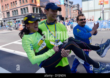 Boston, USA. Apr 19, 2014. Attentat du Marathon de Boston 2013 Doug survivant Julian (R) exerce les autres survivant Lynn Crisci sur la ligne d'arrivée du marathon lors d'un hommage pour exécuter les survivants et les premiers intervenants à Boston, Massachusetts, aux États-Unis, le 19 avril 2014. Bombes lits jumeaux placés dans des sacs à dos près de la ligne d'arrivée du Marathon de Boston ont tué trois personnes et blessé plus de 260, le 15 avril 2013. Credit : Yin Bogu/Xinhua/Alamy Live News Banque D'Images