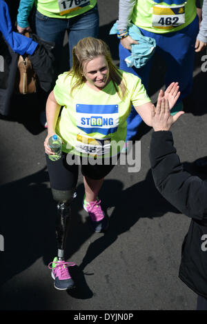 Boston, USA. Apr 19, 2014. Attentat du Marathon de Boston 2013 Sdoia Roseann survivant marche dans Boylston Street à la ligne d'arrivée du marathon lors d'un hommage courir à Boston, Massachusetts, aux États-Unis, le 19 avril 2014. Bombes lits jumeaux placés dans des sacs à dos près de la ligne d'arrivée du Marathon de Boston ont tué trois personnes et blessé plus de 260, le 15 avril 2013. Credit : Yin Bogu/Xinhua/Alamy Live News Banque D'Images