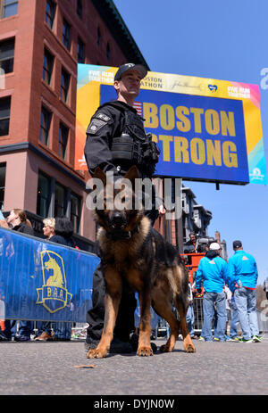 Boston, USA. Apr 19, 2014. Policiers garde côtière le long du parcours de marathon de Boston de 2014, à Boston, Massachusetts, aux États-Unis, le 19 avril 2014. Quelque 3 500 policiers ont été déployés au cours de la 2014, marathon de Boston après trois personnes ont été tuées et plus de 260 autres ont été blessés lors d'une explosion l'année dernière. Credit : Yin Bogu/Xinhua/Alamy Live News Banque D'Images