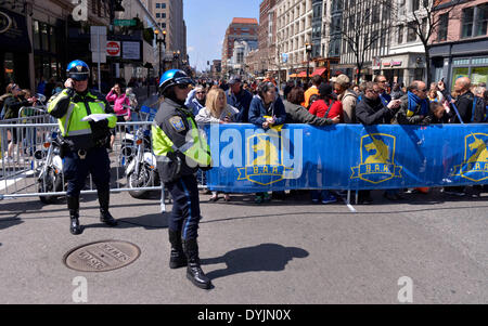 Boston, USA. Apr 19, 2014. Policiers garde côtière le long du parcours de marathon de Boston de 2014, à Boston, Massachusetts, aux États-Unis, le 19 avril 2014. Quelque 3 500 policiers ont été déployés au cours de la 2014, marathon de Boston après trois personnes ont été tuées et plus de 260 autres ont été blessés lors d'une explosion l'année dernière. Credit : Yin Bogu/Xinhua/Alamy Live News Banque D'Images