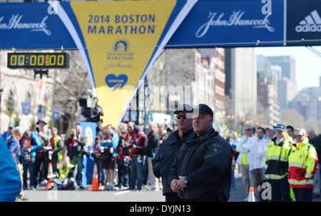 Boston, USA. Apr 19, 2014. Policiers garde côtière le long du parcours de marathon de Boston de 2014, à Boston, Massachusetts, aux États-Unis, le 19 avril 2014. Quelque 3 500 policiers ont été déployés au cours de la 2014, marathon de Boston après trois personnes ont été tuées et plus de 260 autres ont été blessés lors d'une explosion l'année dernière. Credit : Yin Bogu/Xinhua/Alamy Live News Banque D'Images