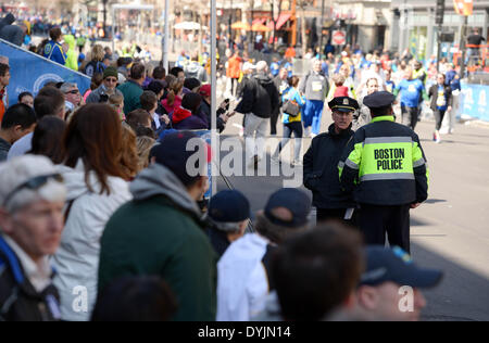 Boston, USA. Apr 19, 2014. Policiers garde côtière le long du parcours de marathon de Boston de 2014, à Boston, Massachusetts, aux États-Unis, le 19 avril 2014. Quelque 3 500 policiers ont été déployés au cours de la 2014, marathon de Boston après trois personnes ont été tuées et plus de 260 autres ont été blessés lors d'une explosion l'année dernière. Credit : Yin Bogu/Xinhua/Alamy Live News Banque D'Images