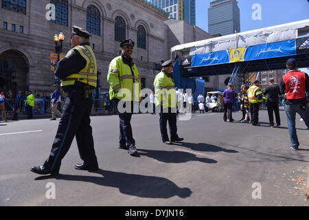 Boston, USA. Apr 19, 2014. Policiers garde côtière le long du parcours de marathon de Boston de 2014, à Boston, Massachusetts, aux États-Unis, le 19 avril 2014. Quelque 3 500 policiers ont été déployés au cours de la 2014, marathon de Boston après trois personnes ont été tuées et plus de 260 autres ont été blessés lors d'une explosion l'année dernière. Credit : Yin Bogu/Xinhua/Alamy Live News Banque D'Images