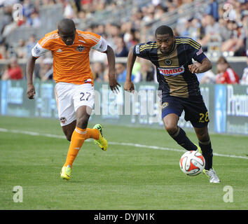 Chester, Pennsylvanie, USA. Apr 19, 2014. GADDIS RAYMOND (28) se bat pour la balle contre BONIEK GARCIA (27) pendant le match contre le Dynamo de Houston qui s'est tenue à PPL Park à Chester Pa Credit : Ricky Fitchett/ZUMAPRESS.com/Alamy Live News Banque D'Images