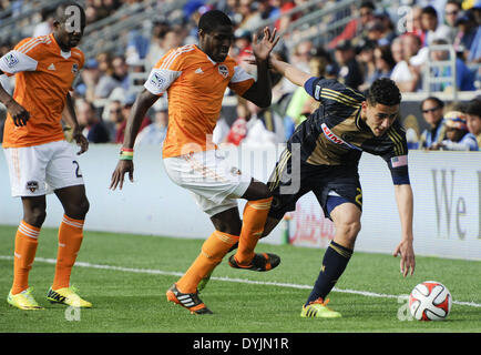 Chester, Pennsylvanie, USA. Apr 19, 2014. LEO FERNANDES (22) se bat pour la balle contre KOFI SARKODIE (8) lors du match contre le Dynamo de Houston qui s'est tenue à PPL Park à Chester Pa Credit : Ricky Fitchett/ZUMAPRESS.com/Alamy Live News Banque D'Images