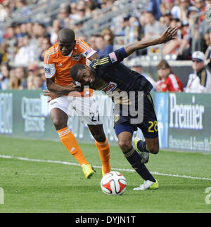 Chester, Pennsylvanie, USA. Apr 19, 2014. GADDIS RAYMOND (28) se bat pour la balle contre BONIEK GARCIA (27) pendant le match contre le Dynamo de Houston qui s'est tenue à PPL Park à Chester Pa Credit : Ricky Fitchett/ZUMAPRESS.com/Alamy Live News Banque D'Images