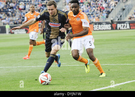 Chester, Pennsylvanie, USA. Apr 19, 2014. ANDREW WENGER (9) se bat pour la balle contre WARREN CREAVALLE (5) pendant le match contre le Dynamo de Houston qui s'est tenue à PPL Park à Chester Pa Credit : Ricky Fitchett/ZUMAPRESS.com/Alamy Live News Banque D'Images