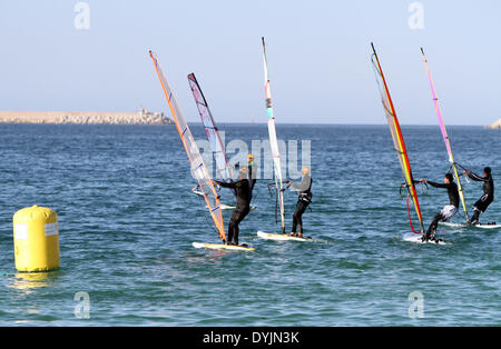 (140420) -- Tripoli, le 20 avril 2014 -- la concurrence des marins dans le port de Tripoli au cours d'ouvrir la voile en Libye, le 19 avril 2014. (Xinhua/Hamza Turkia) Banque D'Images