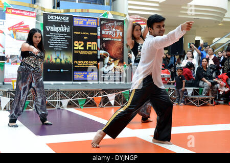 Londres, Royaume-Uni. 19 Avril 14 : D Genre effectue des danses à vivre le Vaisakhi 2014 à l'échange Ilford à Londres. Photo par voir Li/Alamy Live News Banque D'Images