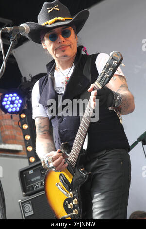 Londres, Royaume-Uni. Apr 19, 2014. Adam Ant exécute pour le Record Store Day National à Berwick Street, London le 19 avril 2014 Credit : Keith MayhewAlamy Live News Banque D'Images