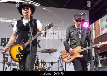 Londres, Royaume-Uni. Apr 19, 2014. Adam Ant exécute pour le Record Store Day National à Berwick Street, London le 19 avril 2014 Credit : Keith MayhewAlamy Live News Banque D'Images