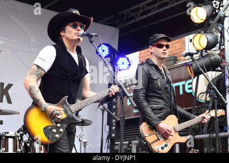 Londres, Royaume-Uni. Apr 19, 2014. Adam Ant exécute pour le Record Store Day National à Berwick Street, London le 19 avril 2014 Credit : Keith MayhewAlamy Live News Banque D'Images