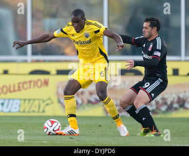 Columbus, Ohio. 19 avril, 2014- Le milieu de terrain Tony Tchani Columbus Crew se bat pour la balle contre United's Fabian Espindola dans leur jeu samedi. Banque D'Images