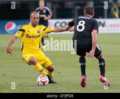 Columbus, Ohio. 19 avril, 2014- Columbus Crew Avant Federico Higuain muscade United's Davy Arnaud dans leur match samedi. Banque D'Images