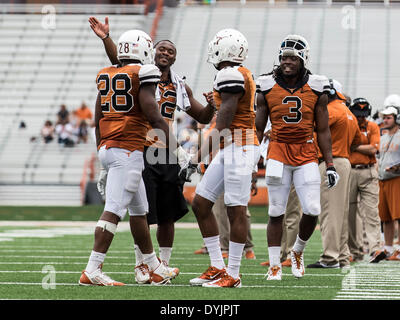 Austin, Texas, États-Unis. 12 Juin, 2012. 19 avril 2104 : Texas longhorns running back Johnathan Gray (32) et d'utiliser de nouveau Jalen Overstreet (3) d'utiliser de nouveau féliciter Malcolm Brown (28) après un touché au cours de l'assemblée annuelle de Football Orange-White Texas mêlée à Darrell K Royal-Texas Memorial Stadium à Austin, TX. © csm/Alamy Live News Banque D'Images