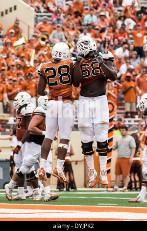 Austin, Texas, États-Unis. 12 Juin, 2012. 19 avril 2104 : Texas longhorns running back Malcolm Brown (28) célèbre avec attaquer offensive Desmond Harrison (68) après un touché au cours de l'assemblée annuelle de Football Orange-White Texas mêlée à Darrell K Royal-Texas Memorial Stadium à Austin, TX. © csm/Alamy Live News Banque D'Images