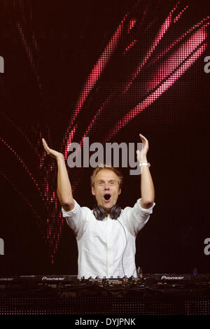 Toronto, Canada. 19 avril 2014. Le producteur de musique et DJ néerlandais Armin van Buuren effectue au Metro Toronto Convention Centre, dans le "Armin Only - monde intense d''. Banque D'Images
