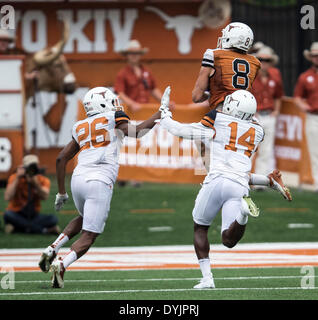 Austin, Texas, États-Unis. Apr 19, 2014. 19 avril 2104 : Texas longhorns wide receiver Jaxon Shipley (8) capture un laissez passer pour un atterrissage en sécurité Adrian Colbert (26) et arrière défensif Chevoski Collins (14) de la couverture au cours de l'assemblée annuelle de Football Orange-White Texas mêlée à Darrell K Royal-Texas Memorial Stadium à Austin, TX. © csm/Alamy Live News Banque D'Images